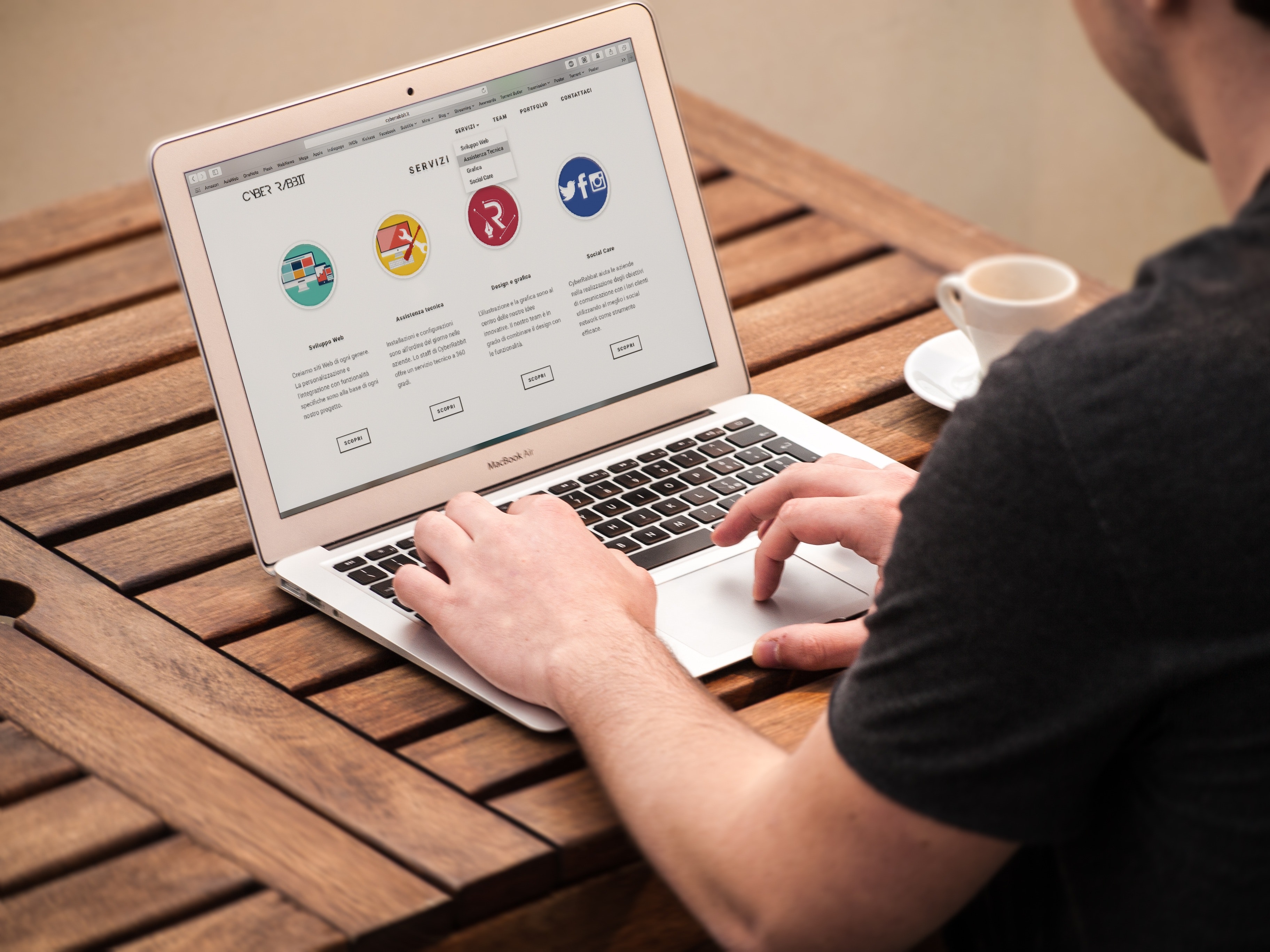 Email Scheduling vs Calendly for Smarter Meetings