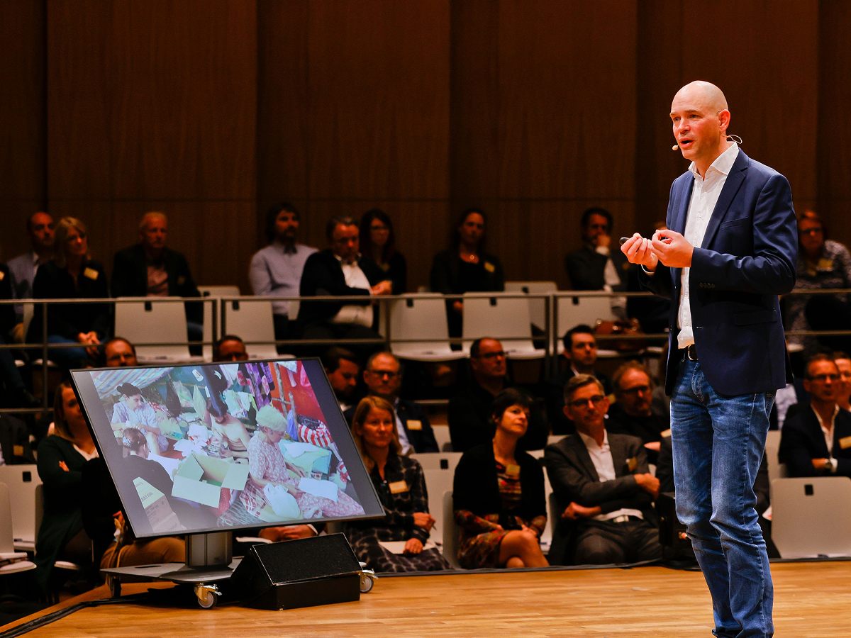 Public Speaking Coach Providing Corporate Training for Effective Communication | Mike Acker